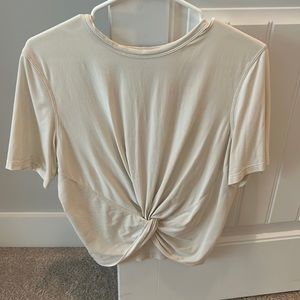 🍋LIKE NEW!! Women’s lululemon twist up top. Size 6